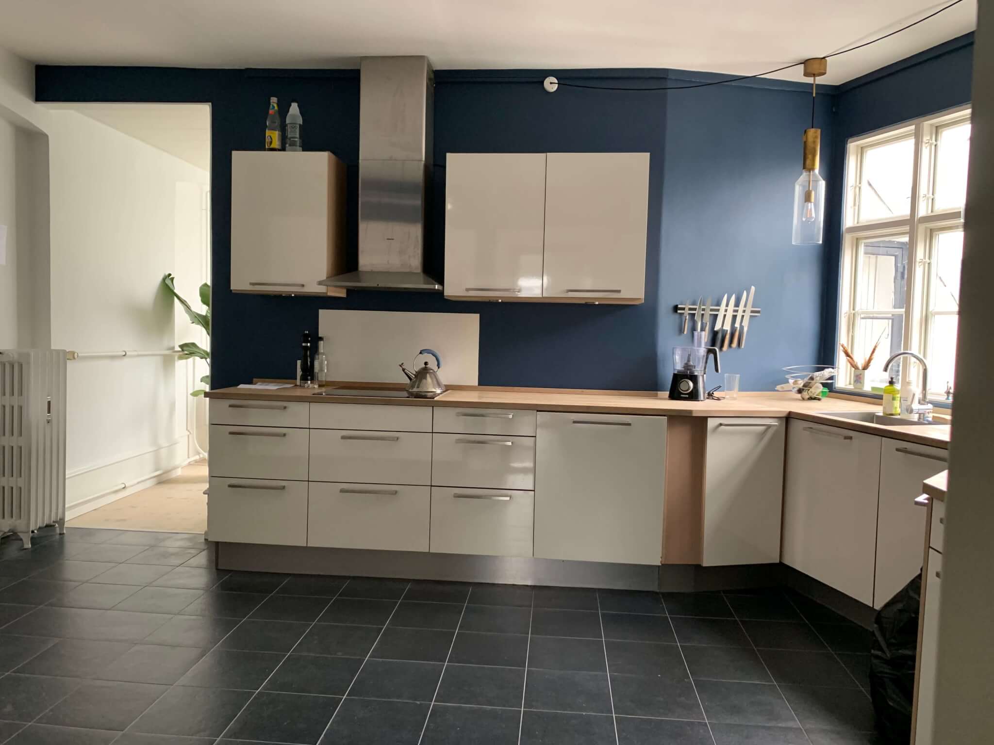 Opfriskning af køkken - med flot blå vægfarve